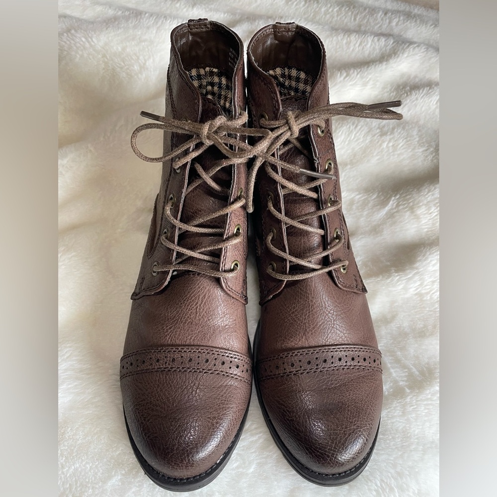 Brown Lace-Up Bass - “Pamela” Ankle Boots! Never worn & Size 10! 🤎